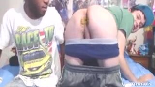 舔那个白人男孩的屎