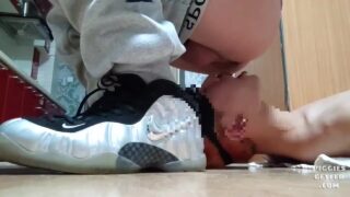 Twink facesit and feed