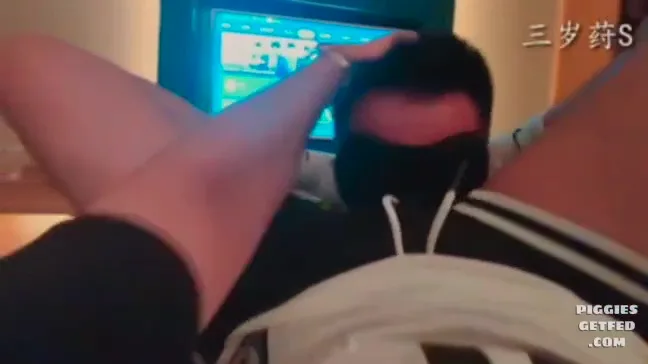 Foreplay before a filthy feeding